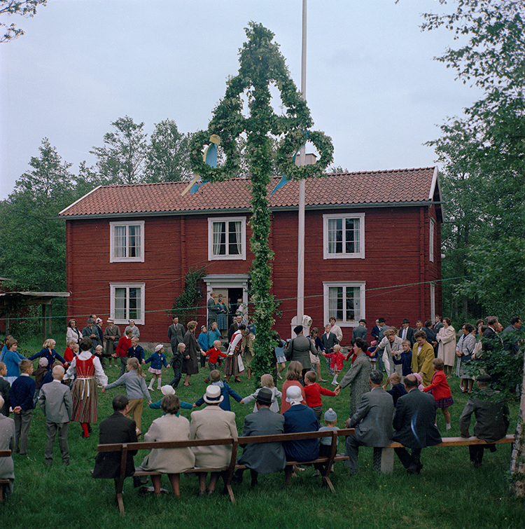 Dans kring midsommarstången i Småland, 1965. Foto: Studio Gullers, ©Nordiska museet.